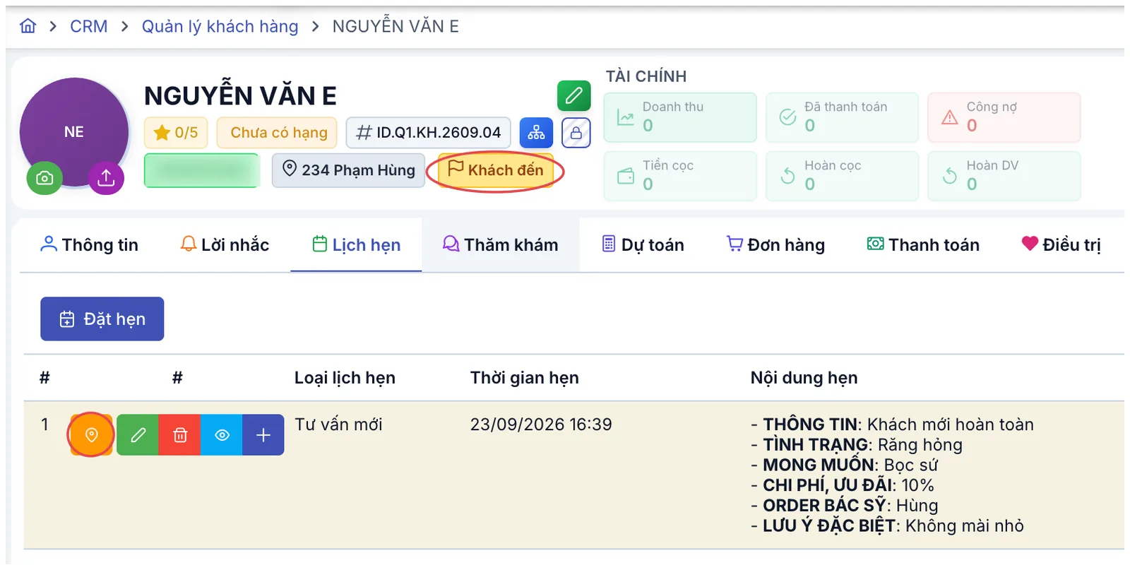 Hồ sơ khách với tiến trình Khách đến và nút check-in được khoanh đỏ